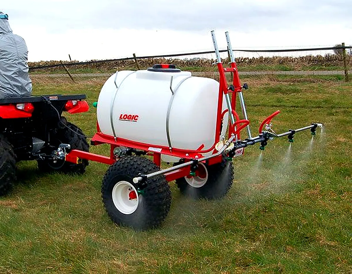 Boom sprayer tank for crop spraying