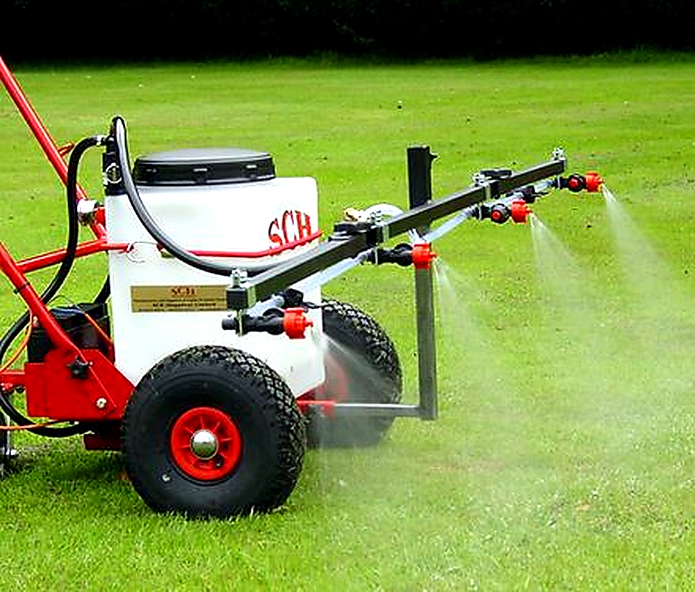 Towed boom sprayer